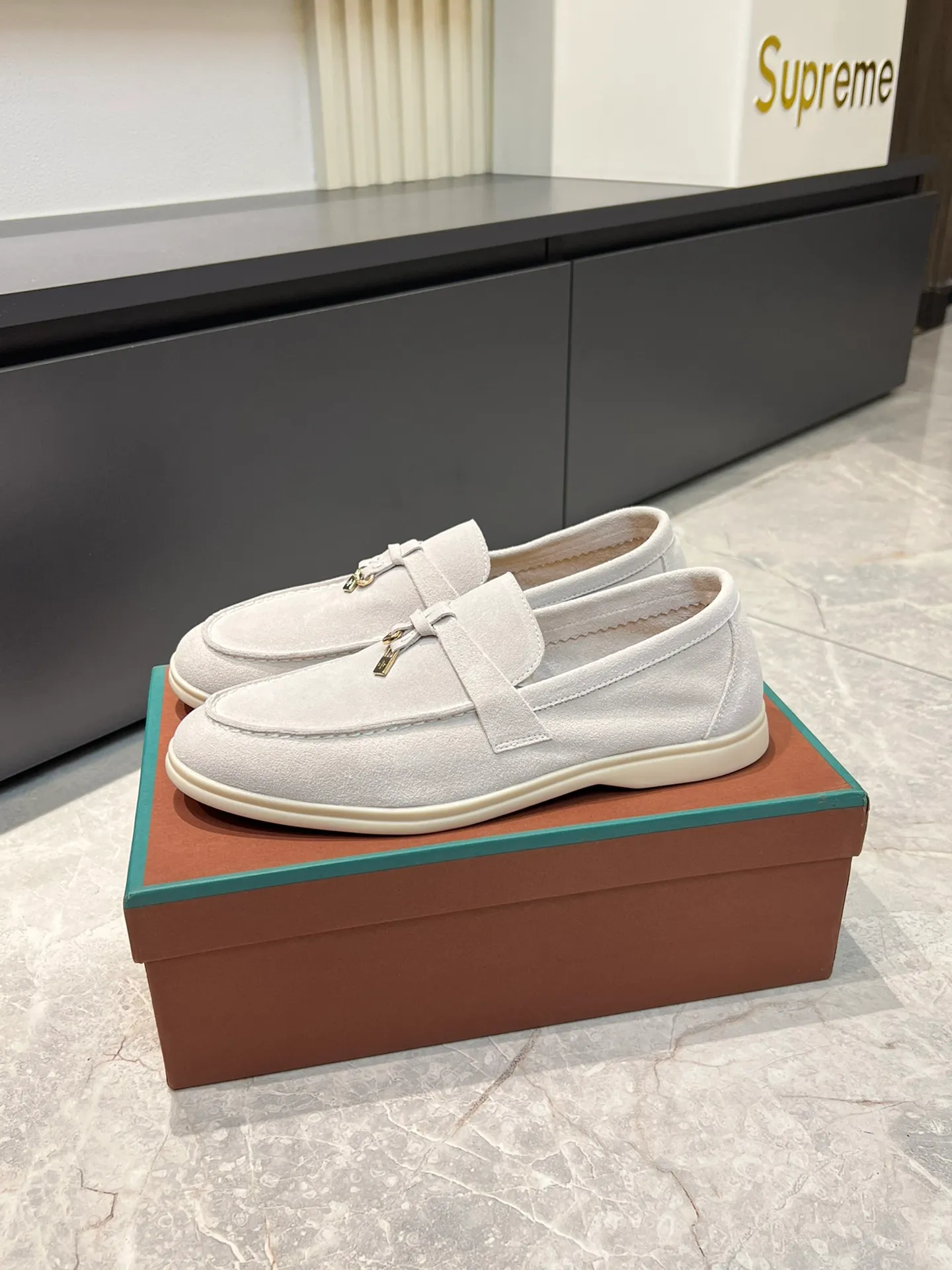 Men's shoes 💰p360 "Loro men's shoes 💰pian'*" Classic L men's shoes for couples 💰p Top version British flat loafers, a must-have item in old money style, the minimalist design is eye-catching and durable, a plus point for dressing The soft foot feel and texture are outstanding. They don’t scratch your feet and are very nice. They are matched with soft and waxy soles. They can be worn daily for a long time without getting tired. They are easy to wear, versatile and classic items, with perfect foot feel and texture! Imported cashmere fabric, the lining is made of imported A-grade water-dyed cow lining, the top version of the genuine leather midsole is sewn with pure handmade mark thread! Size: Female 35-40 (34. Customized) Male 38-44 (45.46. Customized)